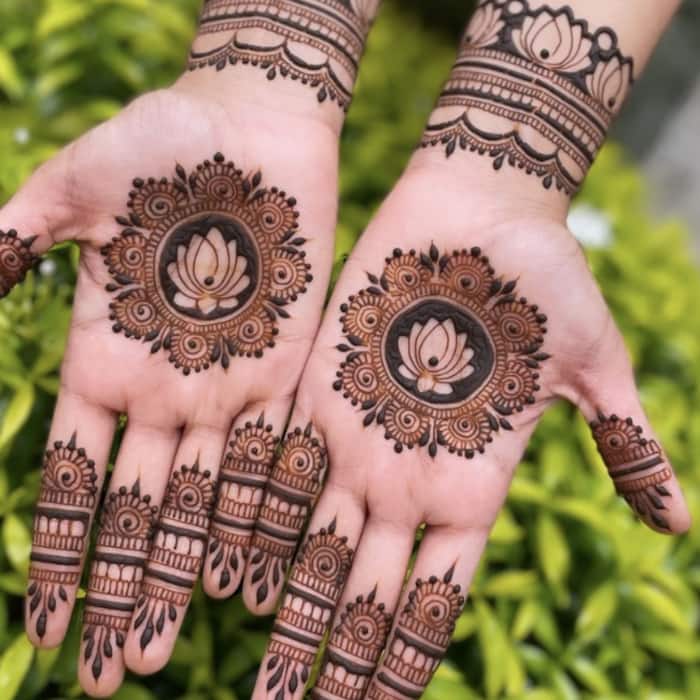 Mandala mehndi design: A stunning central mandala paired with fine detailing gives the hands a graceful look.