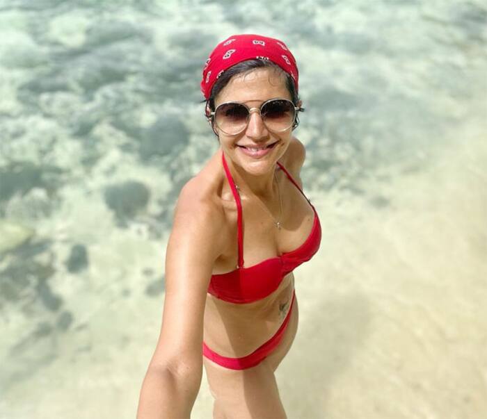 Mandira Bedi   s bold pictures from Phuket show her washboard abs