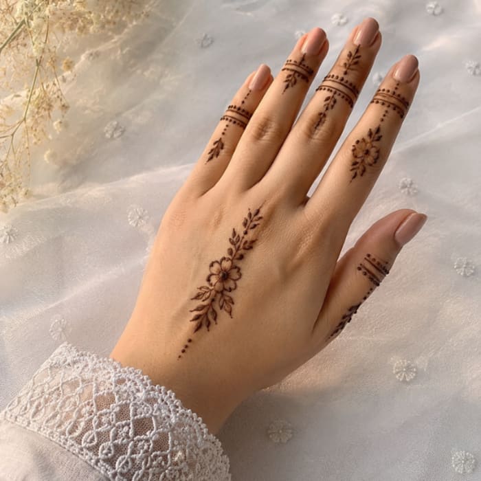 Minimal finger mehendi: Ideal for those who prefer pleasing details.