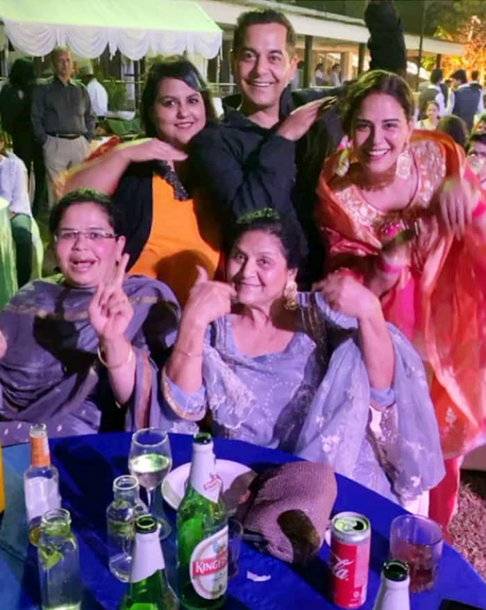 Mona Singh enjoys Lohri with family