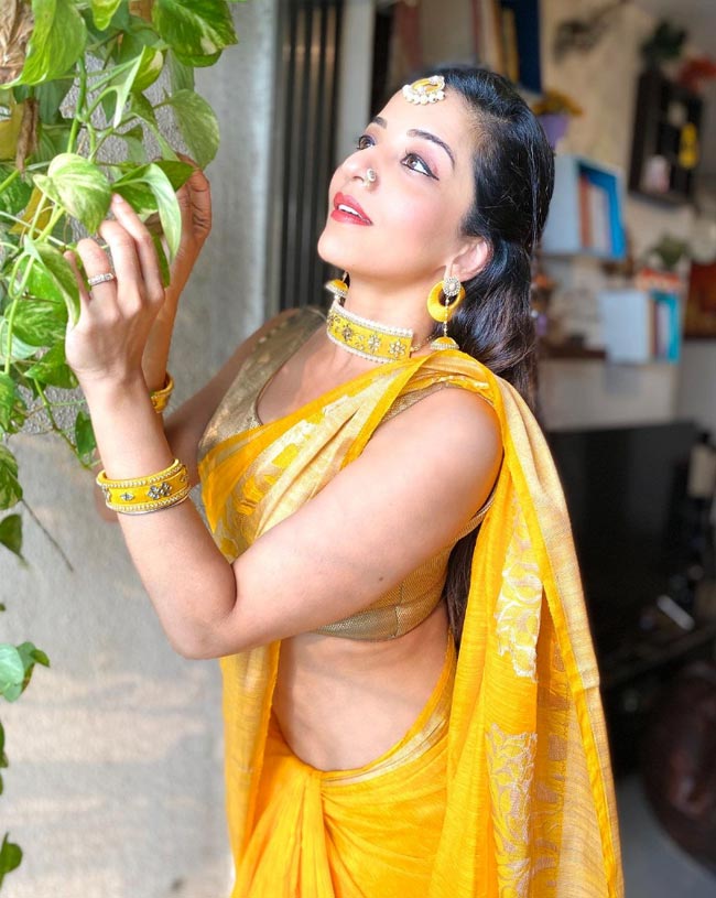 Monalisa flaunts her perfect body in these pictures