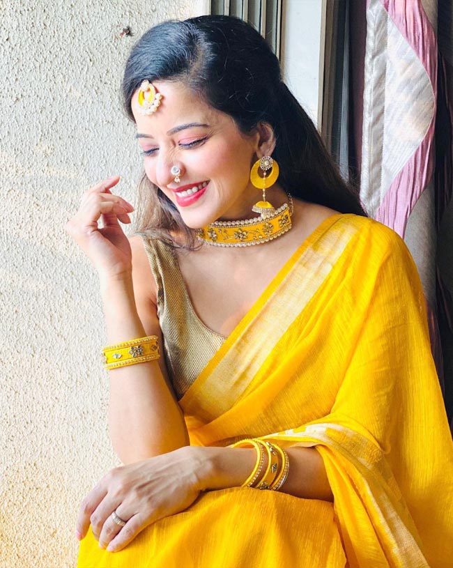 Monalisa looks mesmerizing in a traditional yellow saree