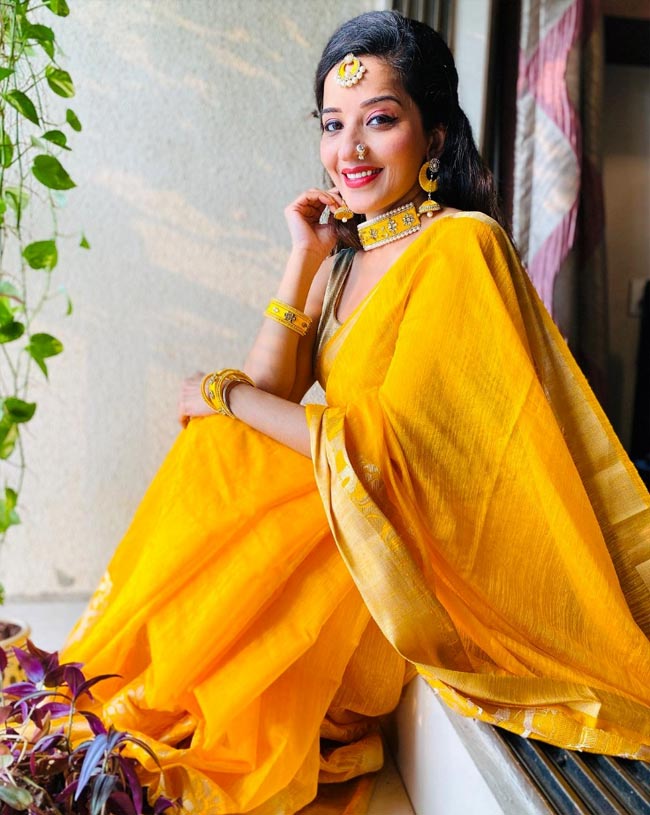 Monalisa never fails to impress the netizens with her gorgeous pictures