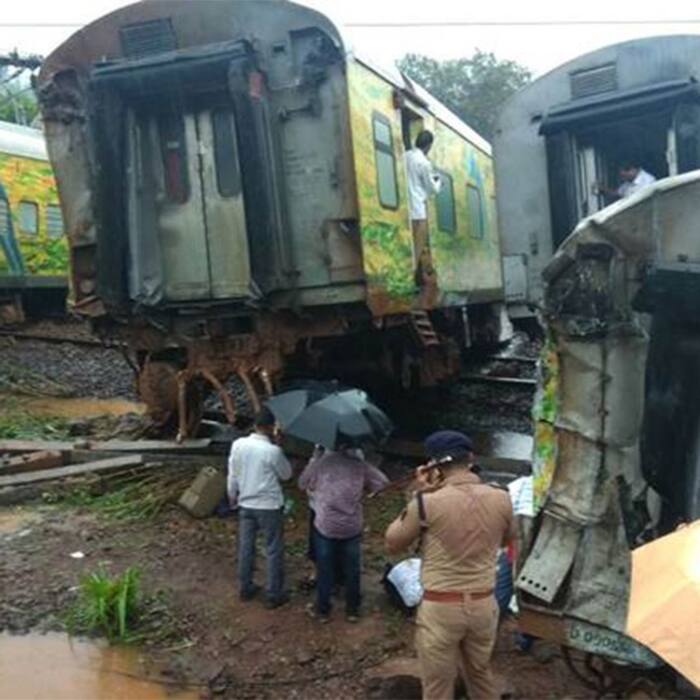 Nagpur-Mumbai Duronto Express gets derailed near Titwala in Maharashtra