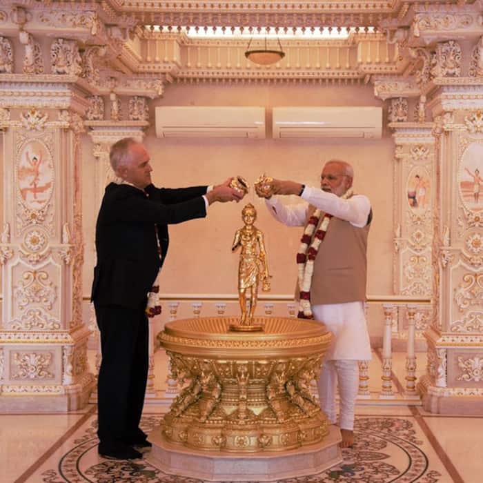 Narendra Modi and Australian PM Malcolm Turnbull paying respect inside Akshardham temple