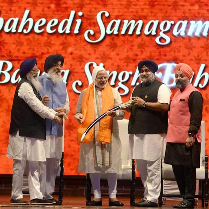 Narendra Modi clicked with Sukhbir Singh Badal during an event