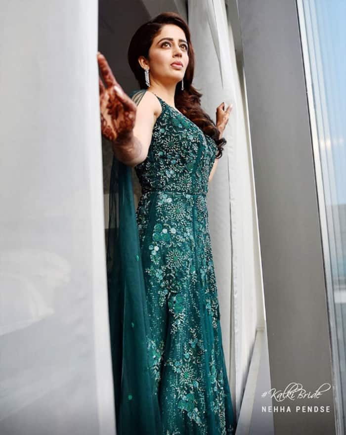Nehha’s engagement look makeup was subtle