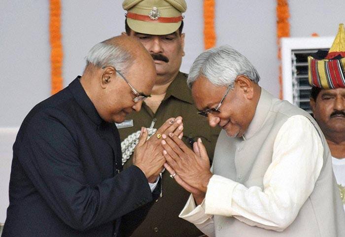 Nitish Kumar greets Ram Nath Kovind during the swearing-in ceremony
