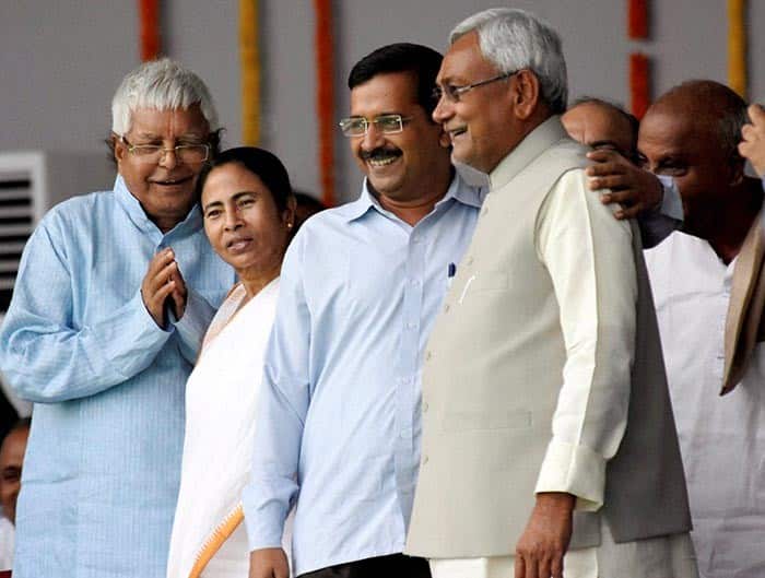 Nitish Kumar shares stage with Lalu Prasad Yadav, Arvind Kejriwal and Mamta Banerjee during the swearing-in ceremony