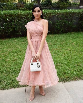 nora fatehi pink dress Pink is absolutely Nora's colour . . #norafatehi #norafatehihot #norafatehifans #noragami #norafatehifc #dance #dancers #dancedeewanejuniors #dilbar #beauty #beautifulgirls #bollywood #bollywoodmovies #garmi #kusukusu #bollywoodactress