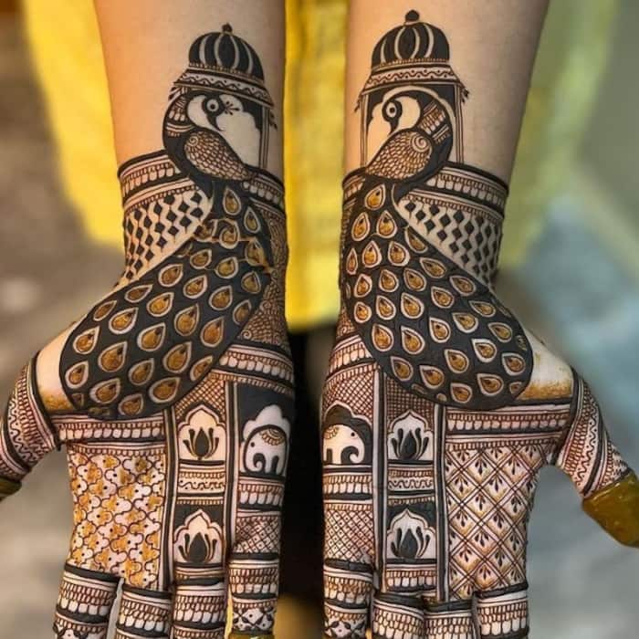 Peacock mehndi: Intricate peacock patterns bring a vibrant and traditional charm to your Teej mehndi.