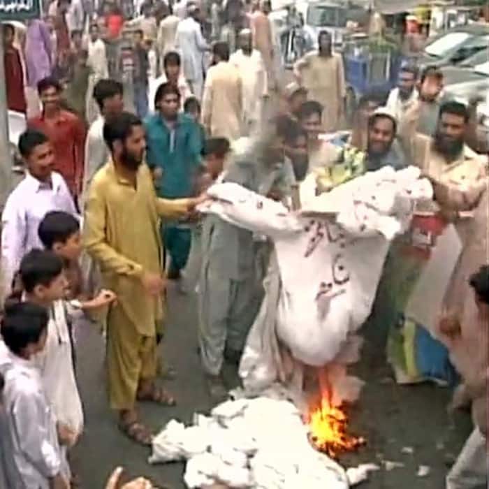 People in Pakistan burn the effigy of Rajnath Singh