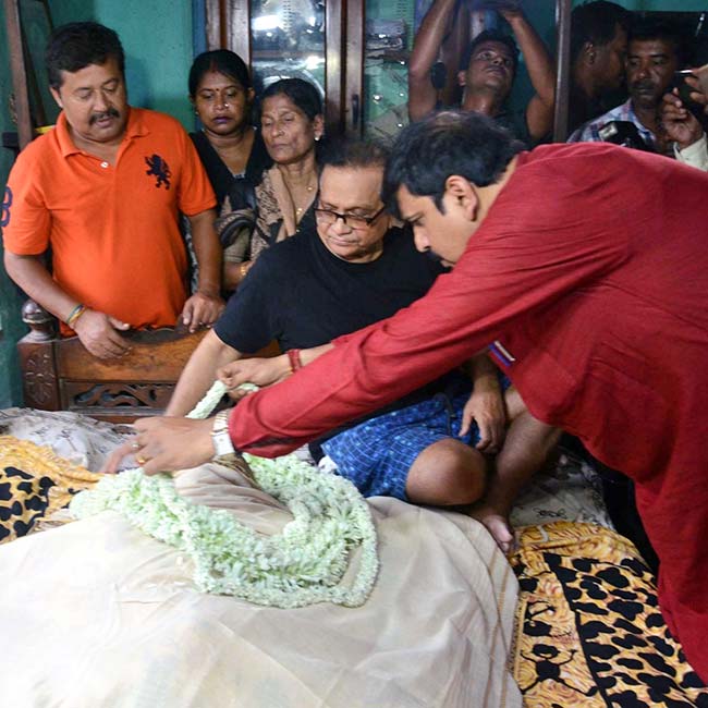 Last rites of Manohar Aich aka Pocket Hercules held in Kolkata, see pics