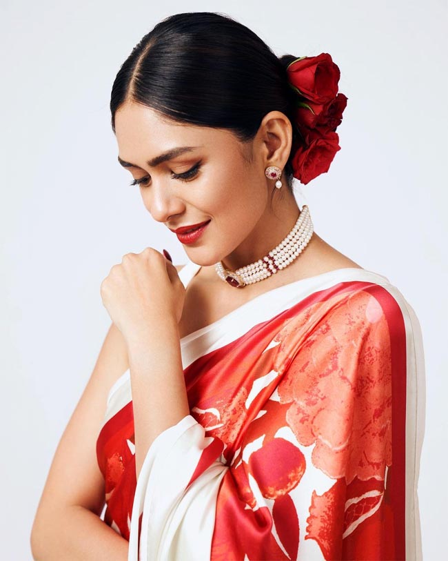 Photos Mrunal Thakur is a Dream Girl in a Ruby Red Silk Saree Worth Rs 27k as She Promoted Sita