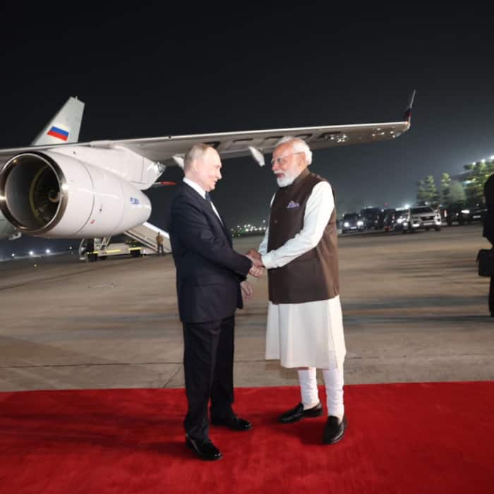 PM Modi receives President Putin from airport