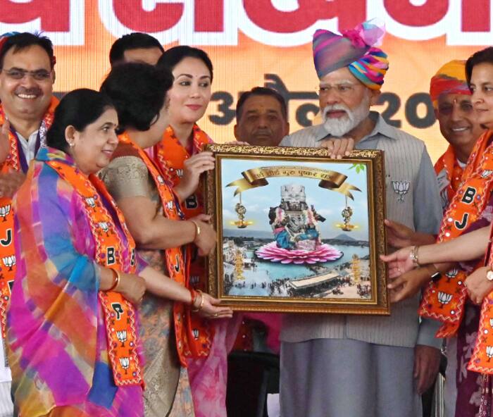 PM Narendra Modi being felicitated by Rajasthan Deputy CM Diya Kumari