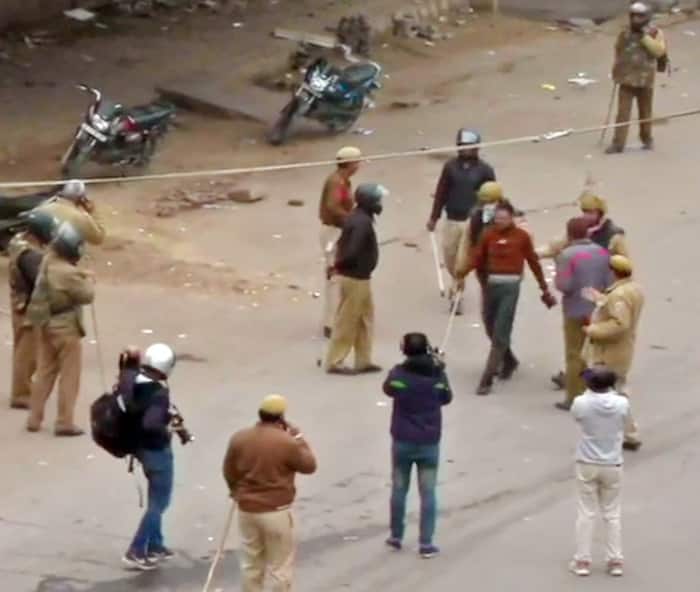 Police Lathicharge, Fire Tear Gas Shells at Protestors in East Delhi