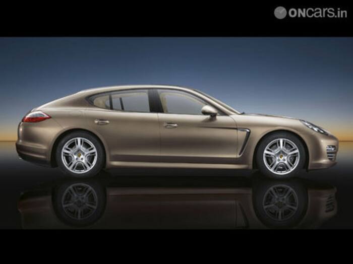 Porsche Panamera 4 Exterior img2