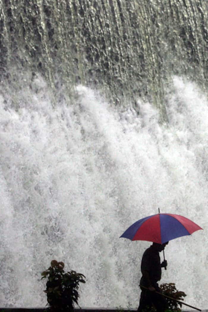 Powai Lake overflowed due to heavy rain in Mumbai