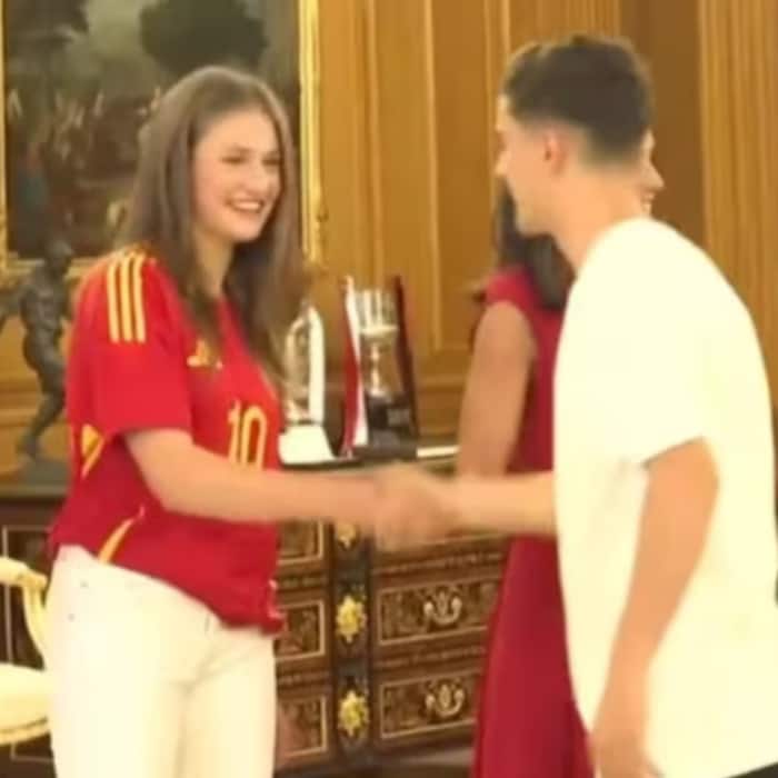 Hình ảnh Công chúa Leonor và Gavi bắt tay nhau đã trở nên lan truyền rộng rãi trên mạng.