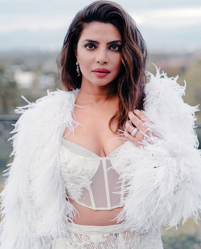 Priyanka Chopra looks bombshell as she uploaded latest set of pictures on gram