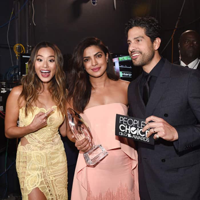 Priyanka Chopra wins People's Choice Awards 2017 for Quantico, see pics(00)