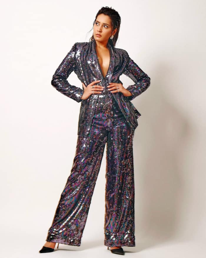 Raashii Khanna Sizzling Photoshoot