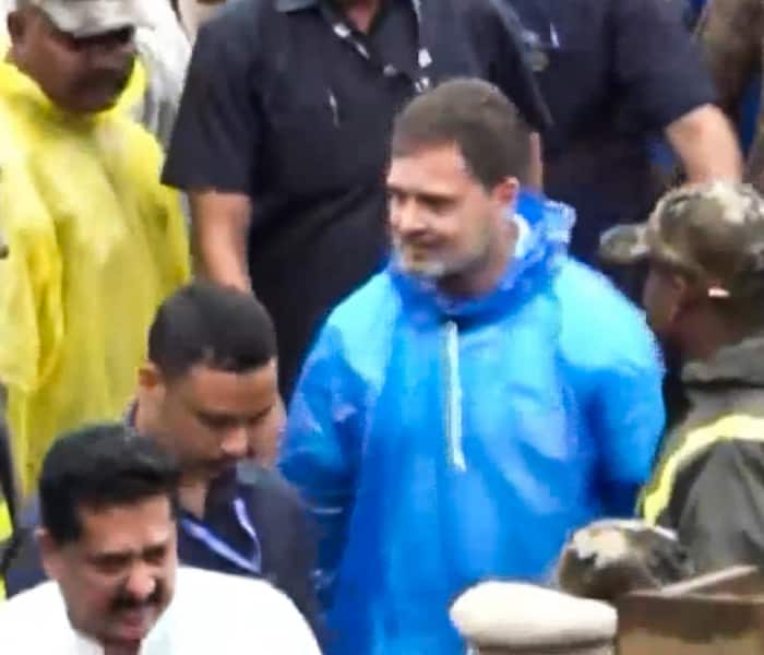 Rahul Gandhi meets survivors of Wayanad accident