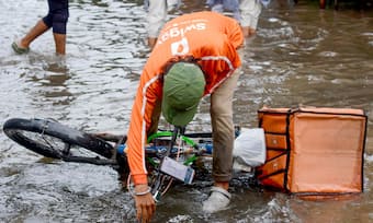 Rain lashes West Bengal, Odisha and Karnataka monsoon retreats | In Pictures