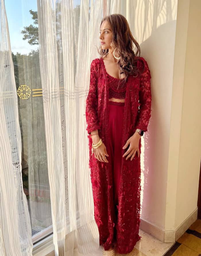 Rakul Preet Singh sets hearts ablaze in all red attire