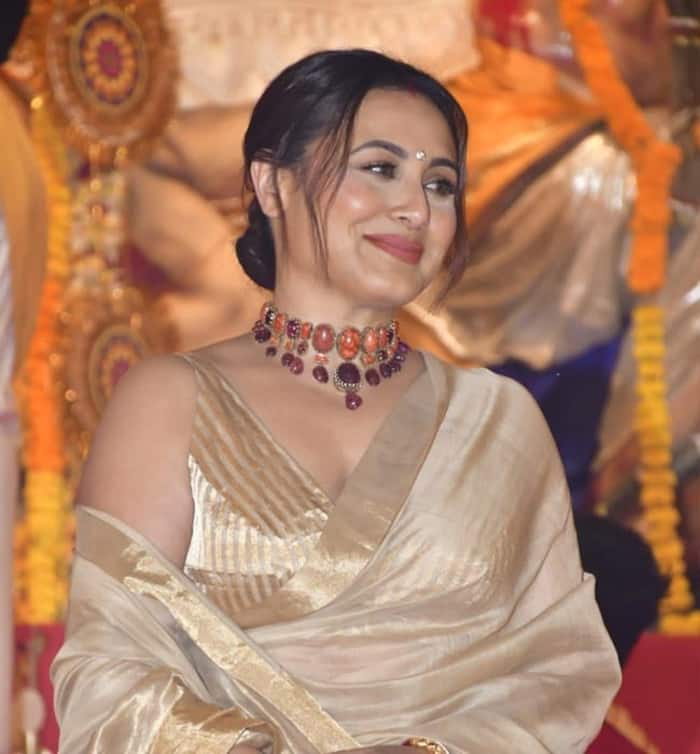 Rani Mukerji Looks Like a Vision to Behold in Golden Saree