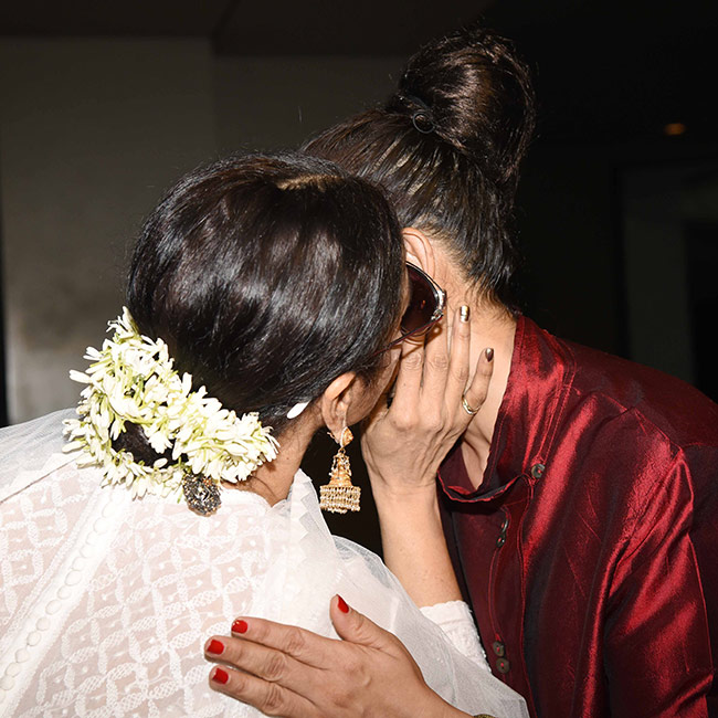 Rekha kissing Manisha Koirala