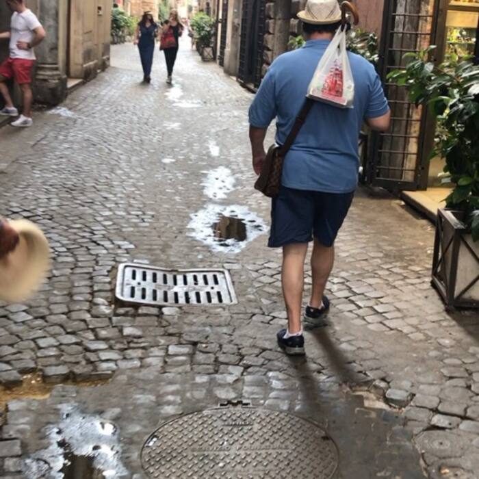 Rishi Kapoor walking down the streets of Italy