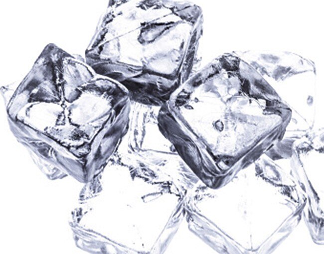 Rubbing ice cubes on lips can lighten them