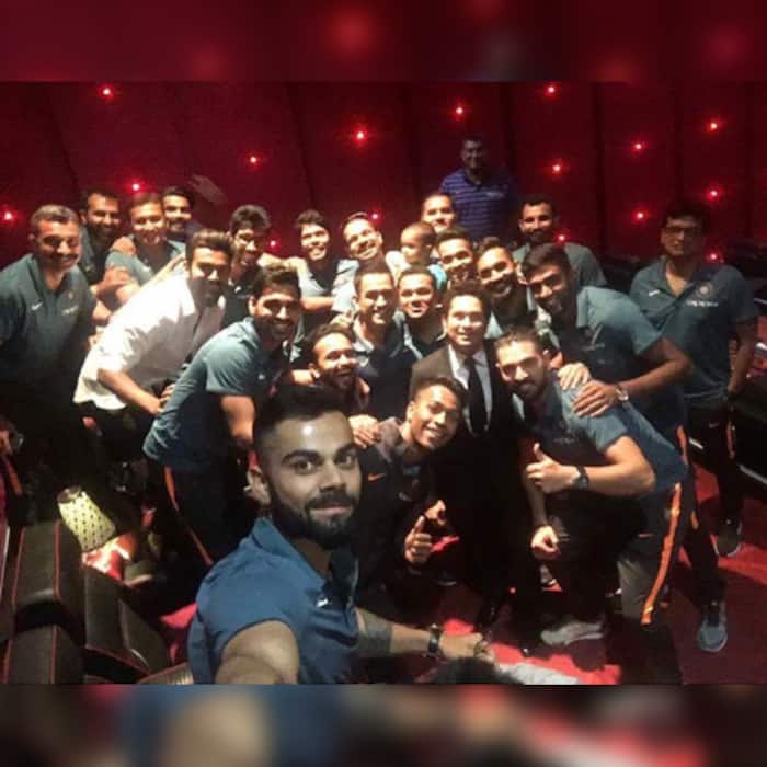 Sachin Tendulkar shares a picture with Indian cricket team