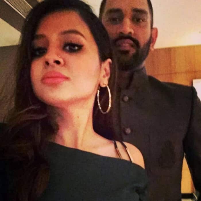 Sakshi Dhoni clicks a selfie with husband Mahendra Singh Dhoni