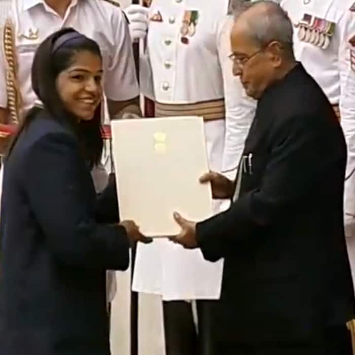 Sakshi Malik receives Khel Ratna award by Pranab Mukherjee