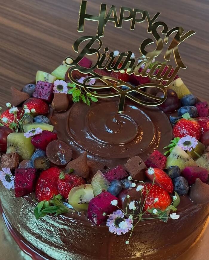 Salman Khan cuts this gorgeous looking chocolate fruit cake