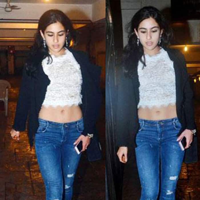 Sara Ali Khan flaunting her midriff while on way to Kareena Kapoor Khan’s party