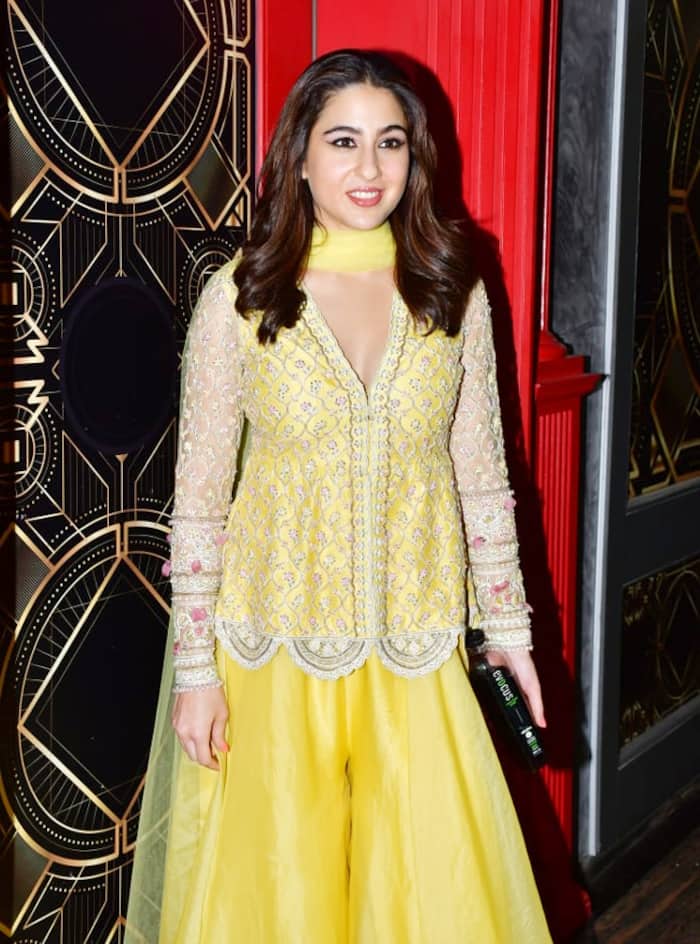 Sara Ali Khan Makes The Hearts go 'Tu Hai Toh Mujhe Phir Aur Kya Chahye ...
