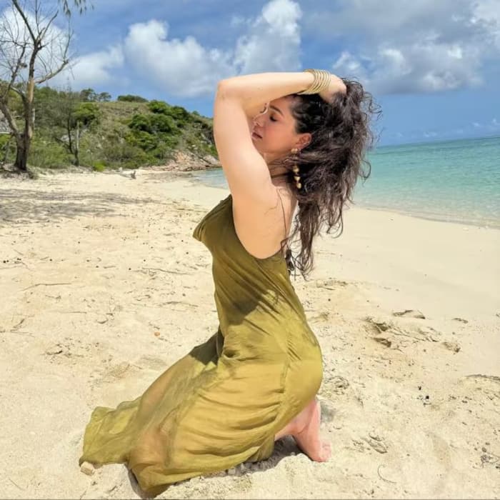 Sara Tendulkar was also seen posing on beach around Brisbane