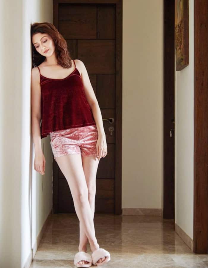 Saumta Tandon   s hot and sizzling full pose in velvet shorts