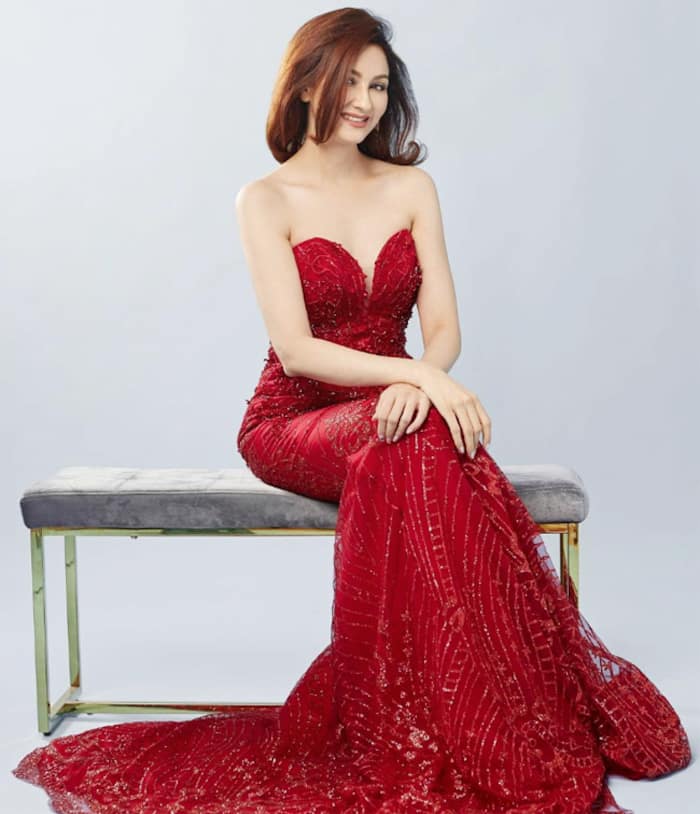 Saumya Tandon turns into a sexy diva in this sexy red gown with plunging neckline