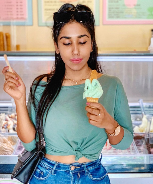 Scarlett Rose's Voluptuous Body in Black