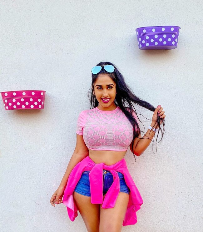 Scarlett Rose's Voluptuous Body in Black