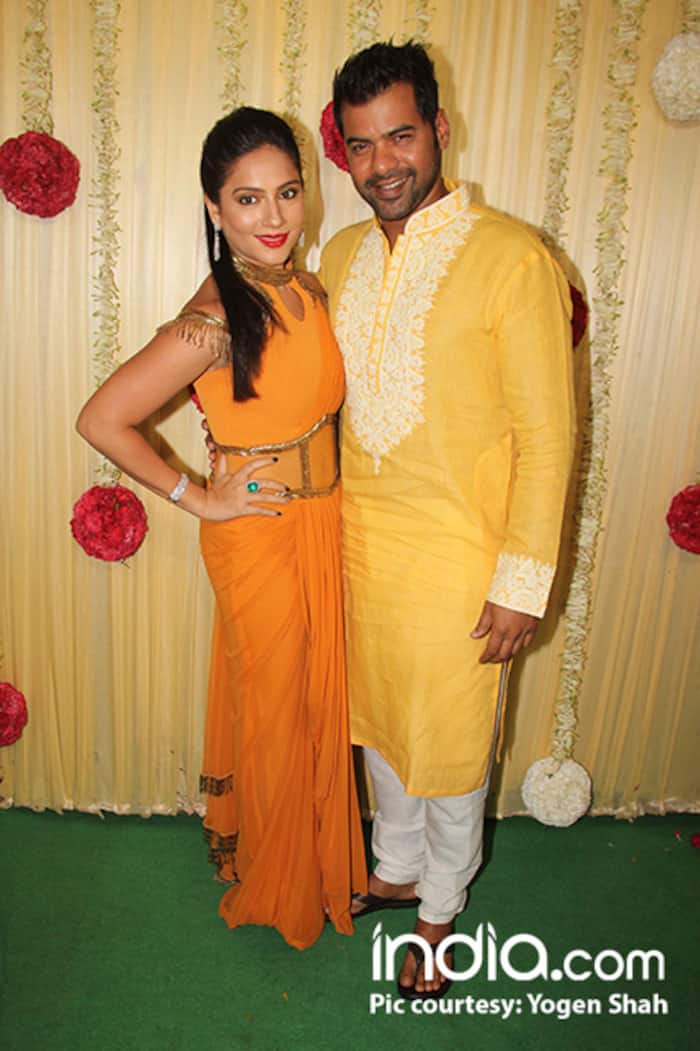 Shabbir Ahluwalia with wife Kanchi Kaul at Ekta Kapoor’s Diwali party