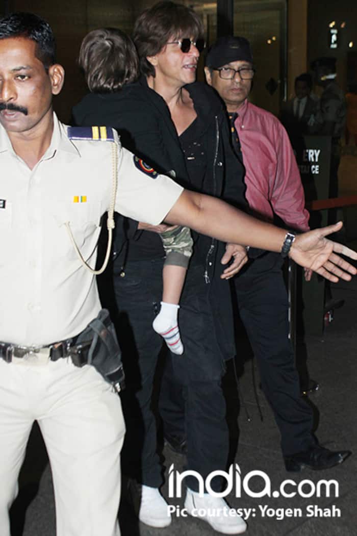 Shah Rukh Khan carrying a sleepy Abram in arms