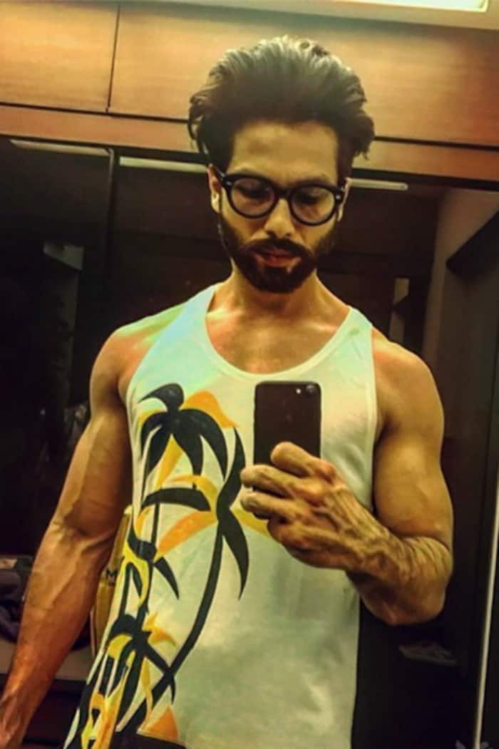Shahid Kapoor clicks a pic during workout in gym