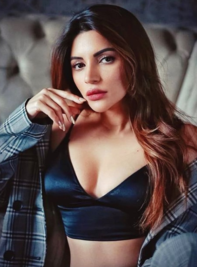 Shama Sikander Flaunts Her Smouldering Body