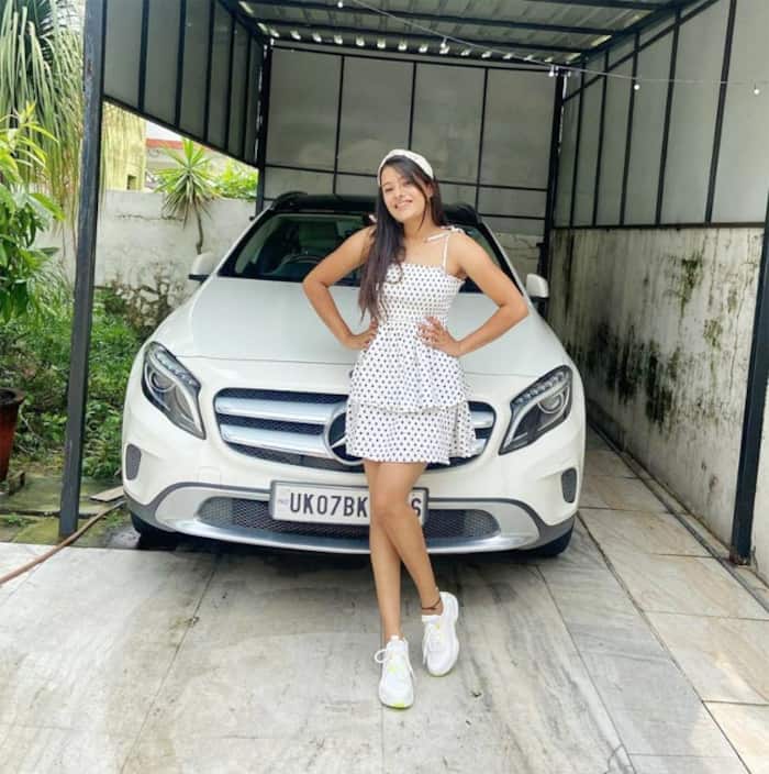 Shivangi Joshi Shares Unseen Pictures of Her Gorgeous Sister Sheetal ...
